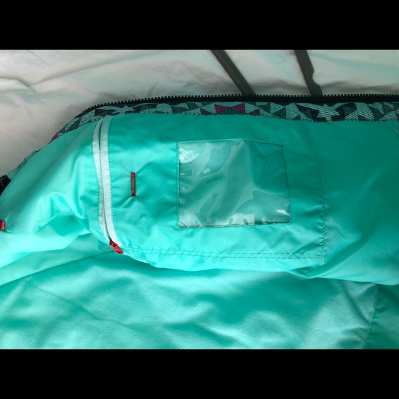 Women’s almost new ski/board jacket - Picture 7 of 8